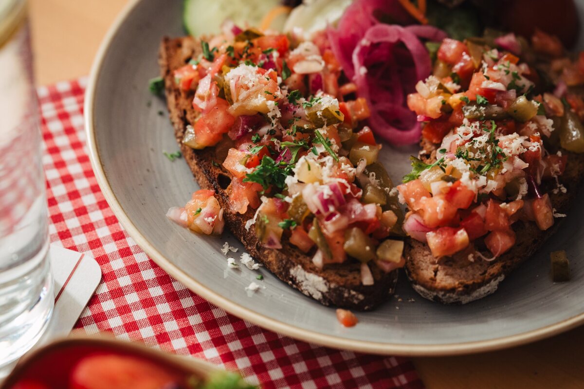 Franconian bruschetta with tomatoes and herbs on a plate at Café Zeis.