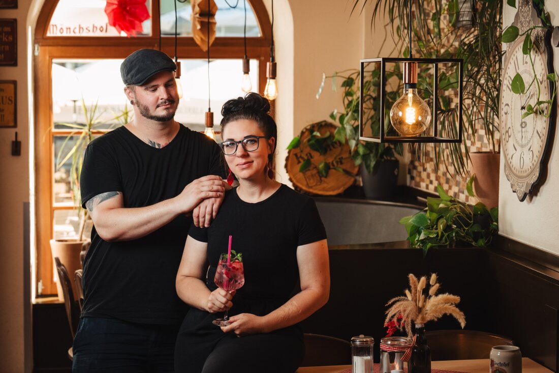 Nadine Hager und Julian Etterer im Gastraum des Restaurant Café Zeis.