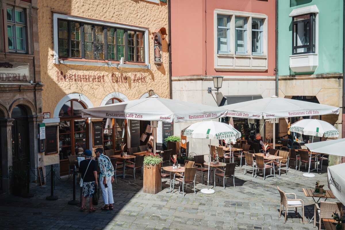 Terrasse des Restaurant Café Zeis am Obstmarkt in der Bamberger Altstadt.
